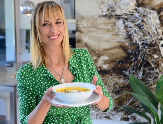 #LaRecetaFamosa: Karin Cohen prepara un consomé de calabaza ideal para los días fríos