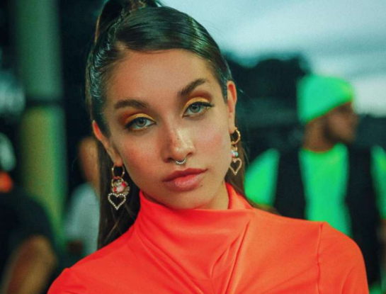 María Becerra mostró el living, el rincón favorito de su casa: tiene una chimenea en el centro y una fuente de agua