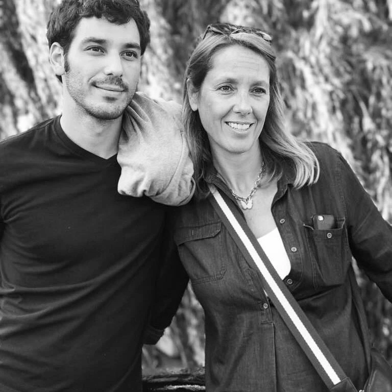 Jess Browne con su hijo