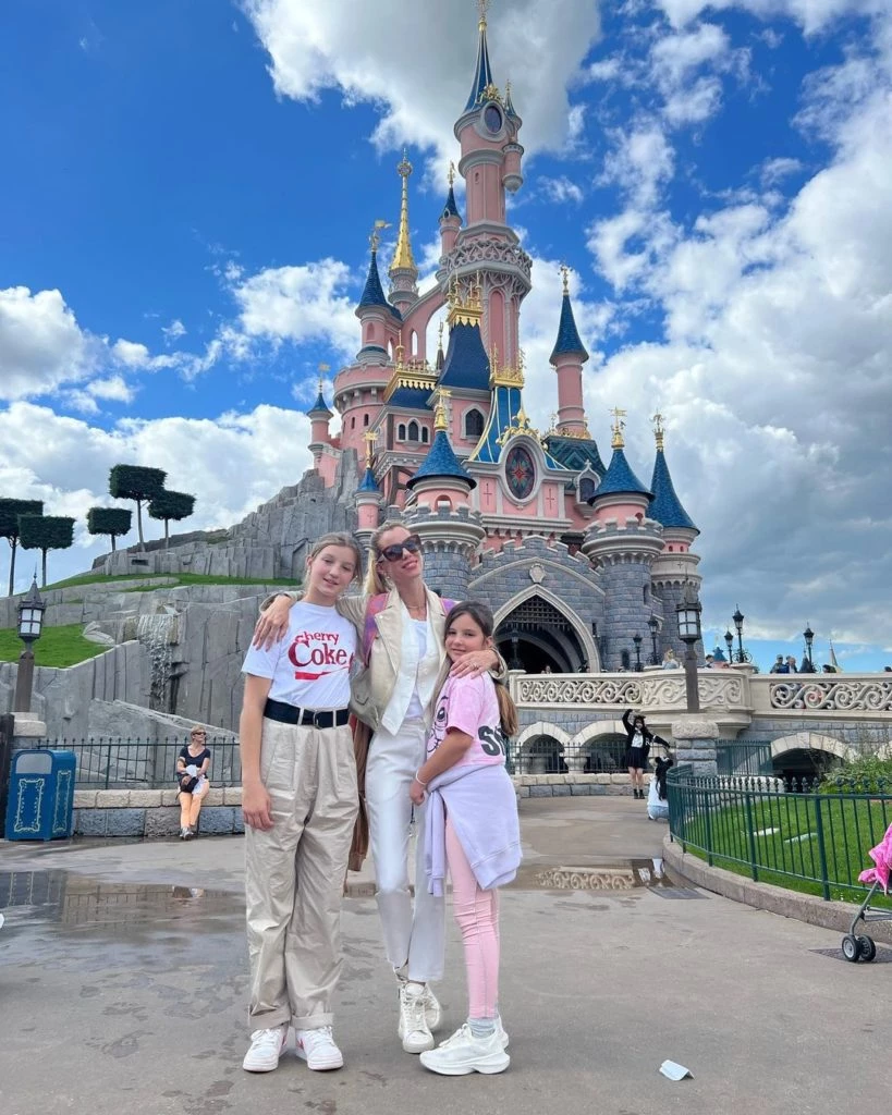 Nicole Neumann junto a Allegra y Sienna en Disneyland París
