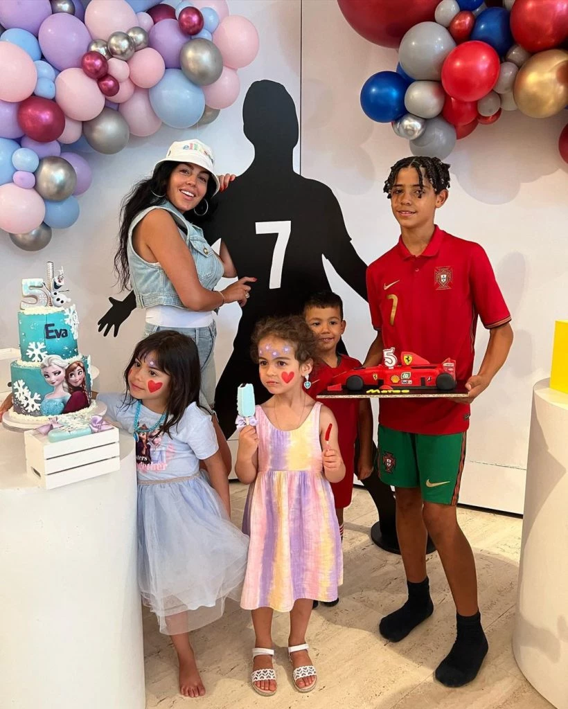 Georgina Rodríguez, Eva, Mateo, Alana Martina y Cristiano Jr. en el festejo de cumpleaños