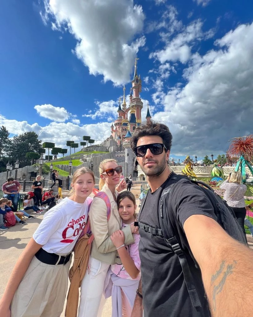 Nicole Neumann, sus hijas y Manu Urcera en Disneyland París
