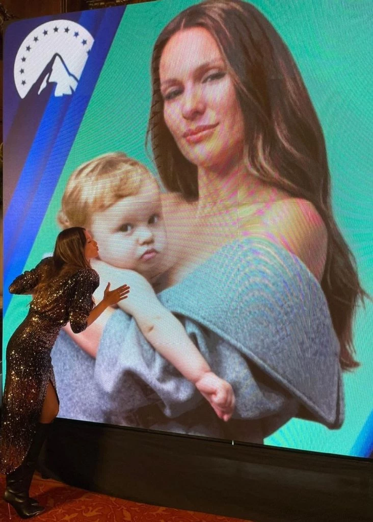 Pampita le da un beso a la pantalla donde se ve a su hija Anita