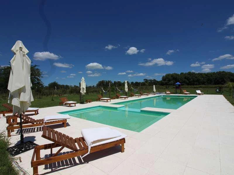 El sector de la pileta y solarium