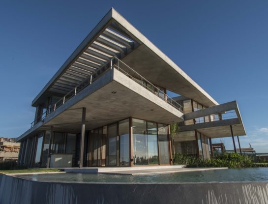 Esta casa con arquitectura de vanguardia en Tigre se mimetiza con el entorno y sorprende con su piscina curva