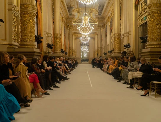 Los looks del front row del desfile de Adrián Brown en el Teatro Colón