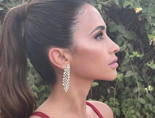 El increíble look al rojo vivo de Antonela Roccuzzo (que Dolce & Gabbana le hizo especialmente) para el casamiento de  Jordi Alba y Romarey Ventura en Sevilla