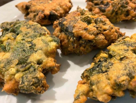 La receta de los buñuelos de kale con sabor oriental