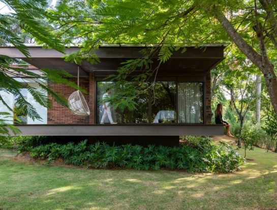 Casa de los Árboles: una moderna vivienda familiar que se camufla con el paisaje selvático que la rodea