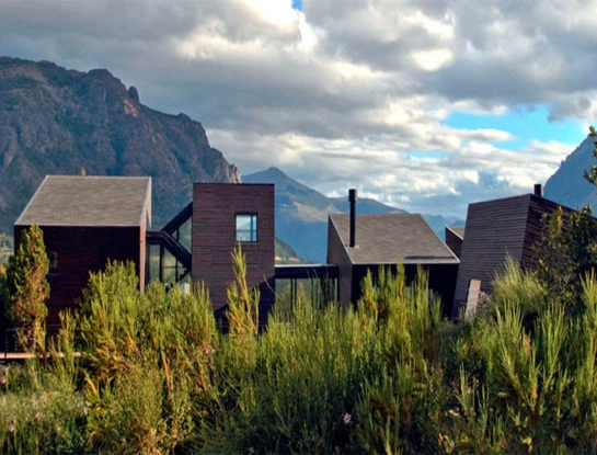 Una moderna y lujosa casa en la Patagonia argentina sorprende con su arquitectura y se esconde entre los árboles para resaltar la belleza del paisaje