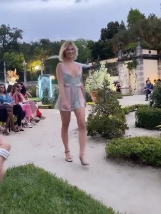 Stefi Roitman desfilando en Missoni