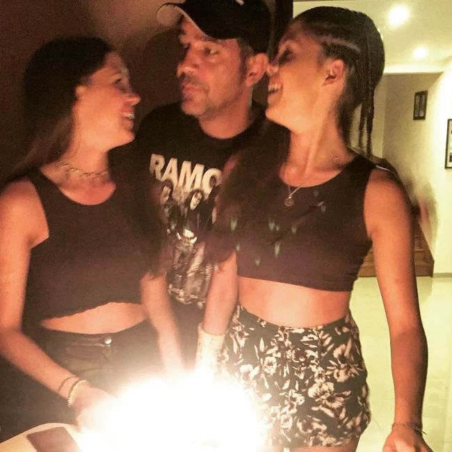 ABRIL Y ZOE CORMILLOT