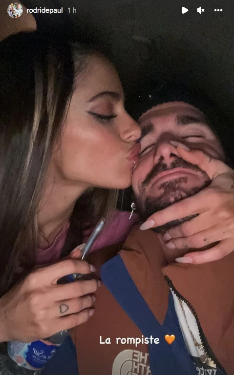 Tini besa a Rodrigo De Paul