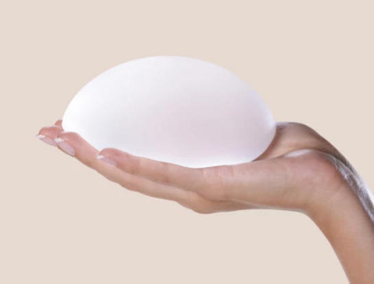 Implantes mamarios: mitos, dudas frecuentes y lo que hay que saber antes de la intervención