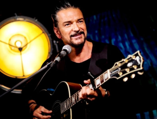 Cómo reaccionó Ricardo Arjona al ver que una fan hizo topless en su show