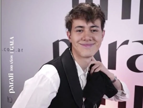 El look trendy de Dante Ortega en la Gala Para Ti 100 años
