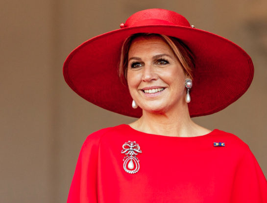 Máxima apostó de lleno al color y llevó un accesorio diseñado por otra royal