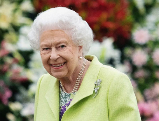 La reina Isabel II se lució con su look en color pastel en su Jubileo de Platino