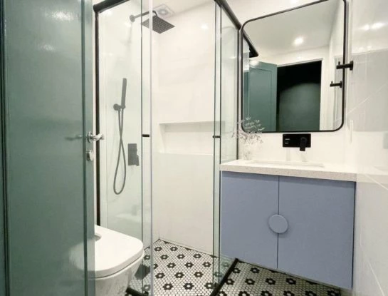 Antes y después: la canchera transformación de un toilette en un baño completo para niños