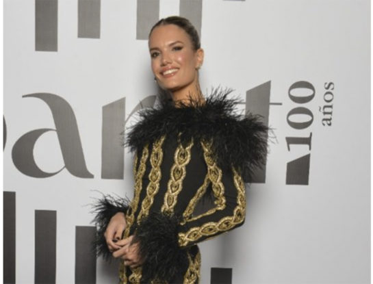 El look glamoroso de Eva Bargiela en la Gala Para Ti 100 Años