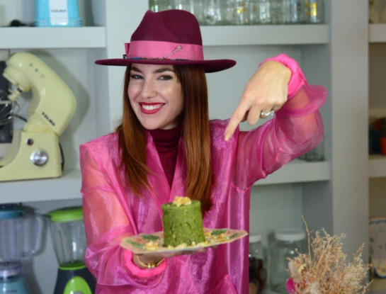 #LaRecetaFamosa: Lucía Ugarte prepara un mug cake de matcha con corazón de dulce de leche (ideal para microondas)