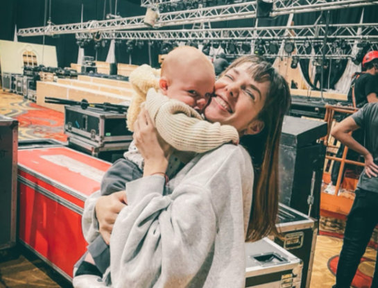 La particular rutina fit que Julieta Nair Calvo hace con Valentino, su pequeño bebé