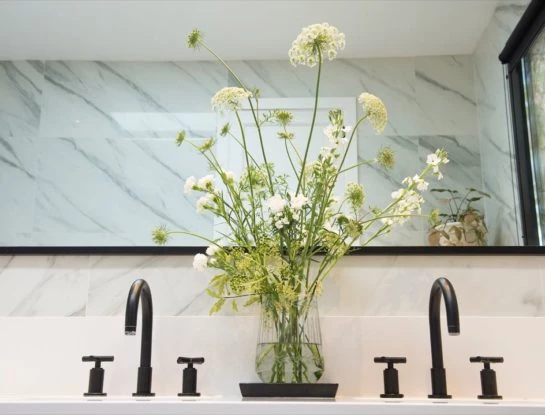 Video deco: consejos y tips para decorar baños con plantas y arreglos florales
