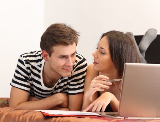 AmorEs: él la había rechazado por miedo, ella nunca había podido olvidarlo, pero se reencontraron en un trabajo y el sentimiento fue más fuerte