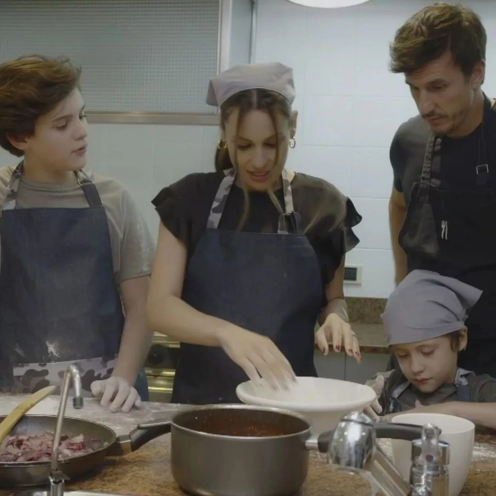 Pampita y Roberto García Moritán cocinando junto a los hijos de la modelo