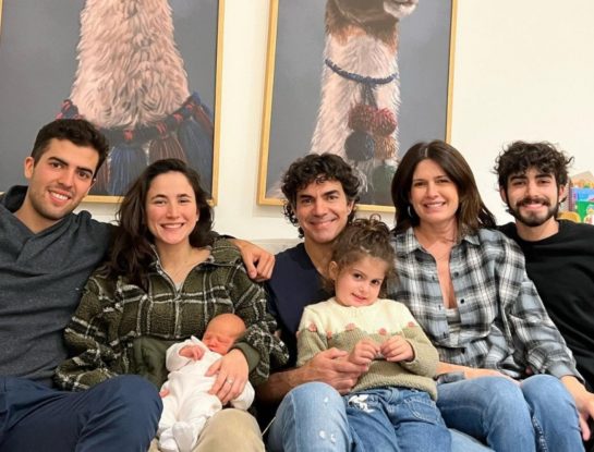 Isabel Macedo compartió las fotos más tiernas de Julia, su bebé recién nacida, con los hijos de Juan Manuel Urtubey