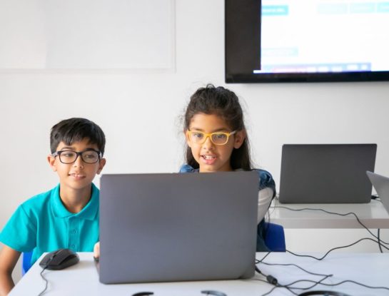 Por qué los anteojos con filtro azul pueden ser un arma de doble filo en niños