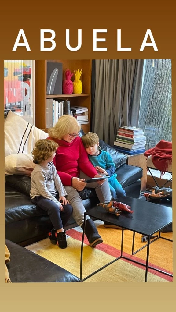 Ana, la mamá de Germán Martitegui, junto a sus nietos Lorenzo y Lautaro