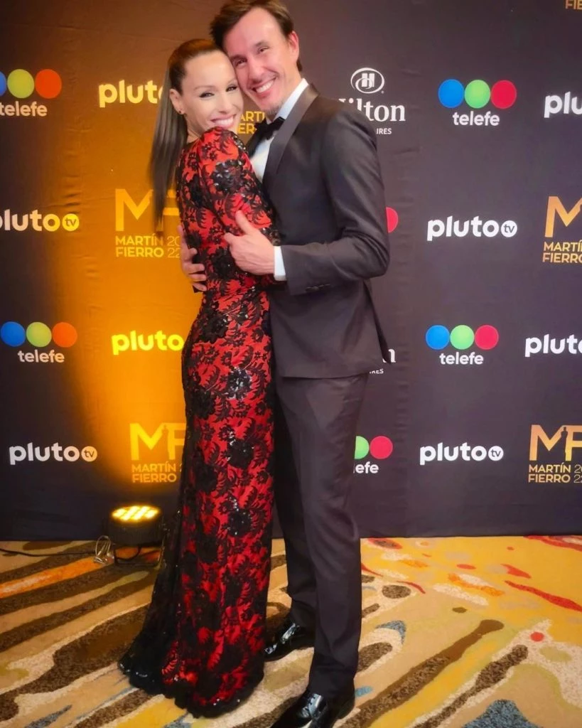 Pampita y Moritán en la alfombra roja de los premios Martín Fierro