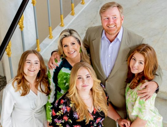 El divertido backstage de la sesión de fotos familiar de Máxima Zorreguieta, el rey Guillermo y sus hijas Amalia, Alexia y Ariane