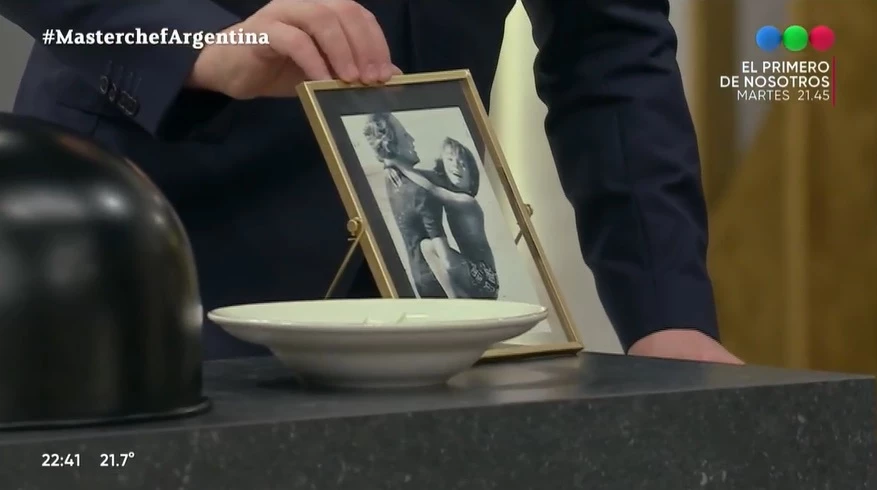 Foto retro de Germán Martitegui con su mamá, Ana