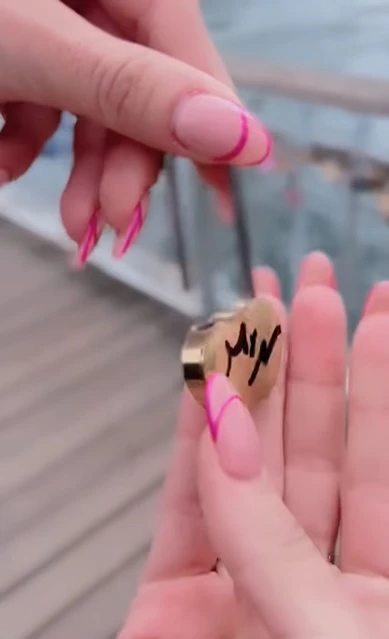 A pesar de que le resulta complicado, Nicole usa las uñas largas 