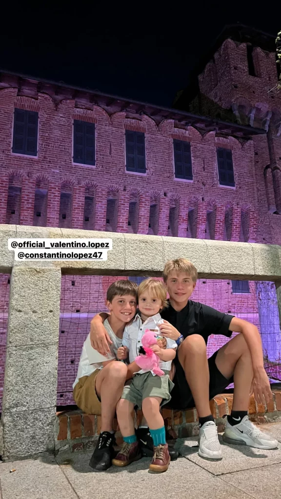 Los primos juntos: Valentino y Constantino López, hijos de Wanda y Maxi, junto al pequeño Viggo