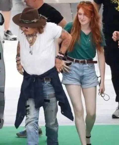 Johnny Depp junto a una misteriosa mujer en ITalia