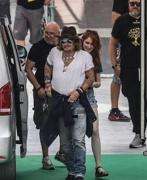 Johnny Depp junto a una misteriosa mujer en ITalia