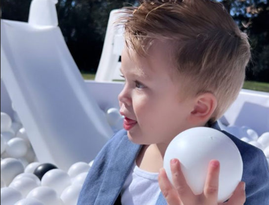 Las fotos del cumpleaños de Amancio, el hijo de la China Suárez y Benjamín Vicuña: look con traje y auto de carrera