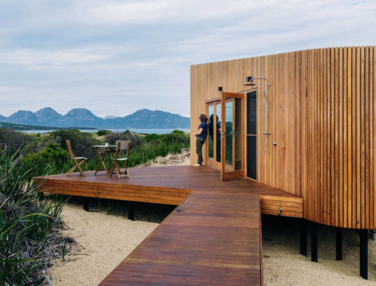 Cálida y veraniega: esta casa de playa combina diseño sustentable con vistas increíbles
