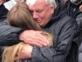 Fernando Bravo abraza a Antonella Fontana en la despedida a Cacho Fontana