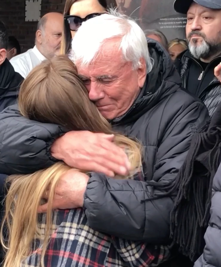 Fernando Bravo abraza a Antonella Fontana en la despedida a Cacho Fontana