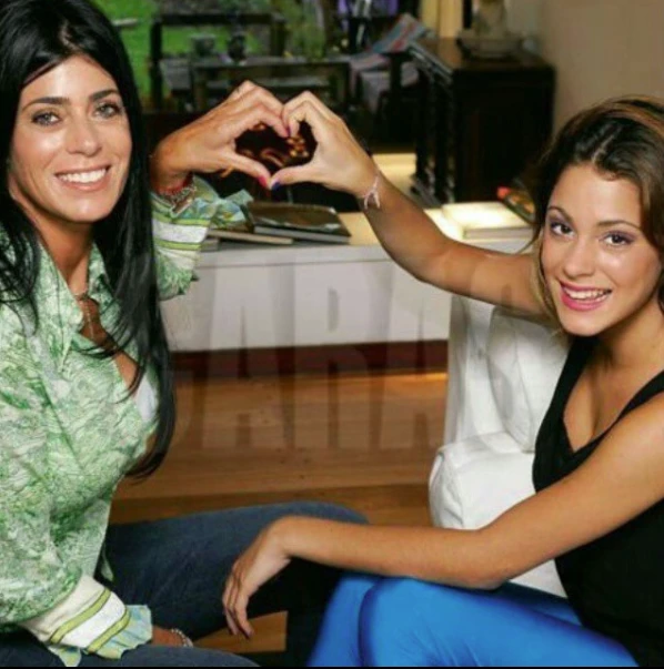 TINI STOESSEL CON MARIANA MUZLERA