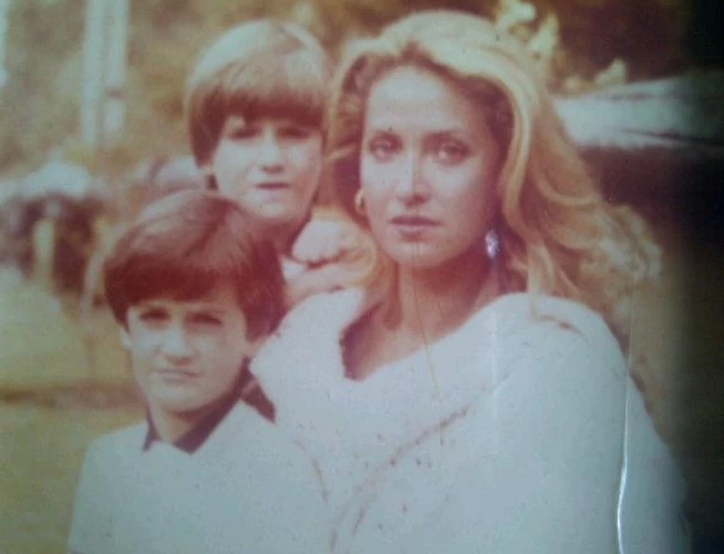 Laurencio Adot de chico con su mamá y hermano