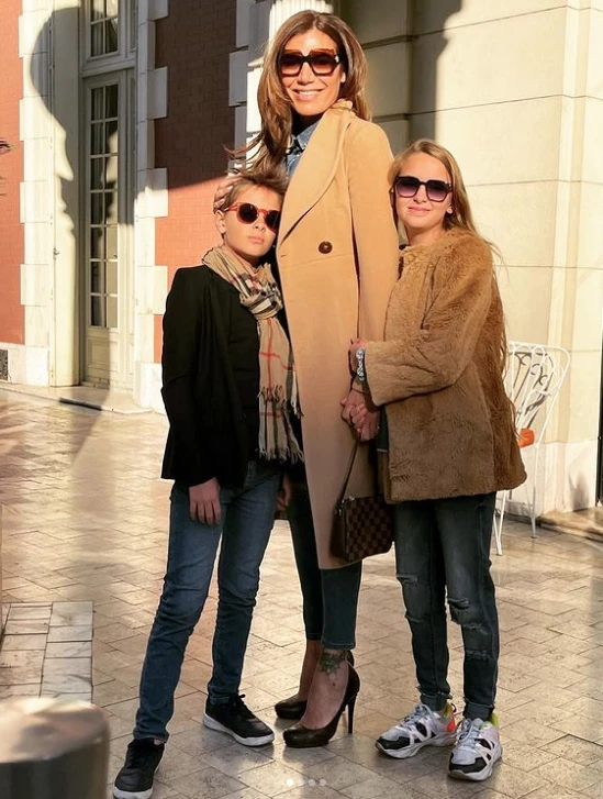 Flor de la V con sus hijos