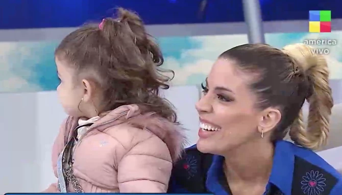 Virginia Gallardo con su hija Martina