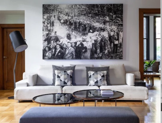 Una casa con el mejor contraste: arquitectura antigua, decoración cool