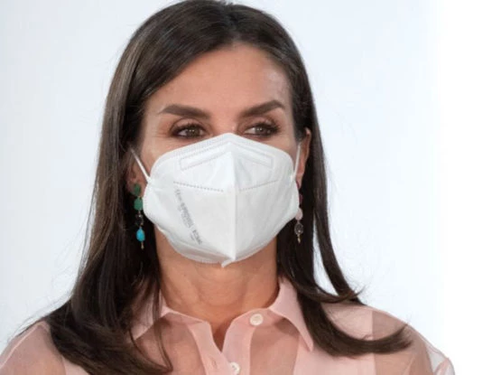 Letizia Ortiz deslumbró con un look con transparencias