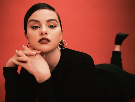 Selena Gomez adoptó un look sixties en París